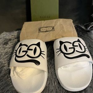 Gucci Slides Gucci Pursuit With Cat Eye Logo Open Toe Sandals.